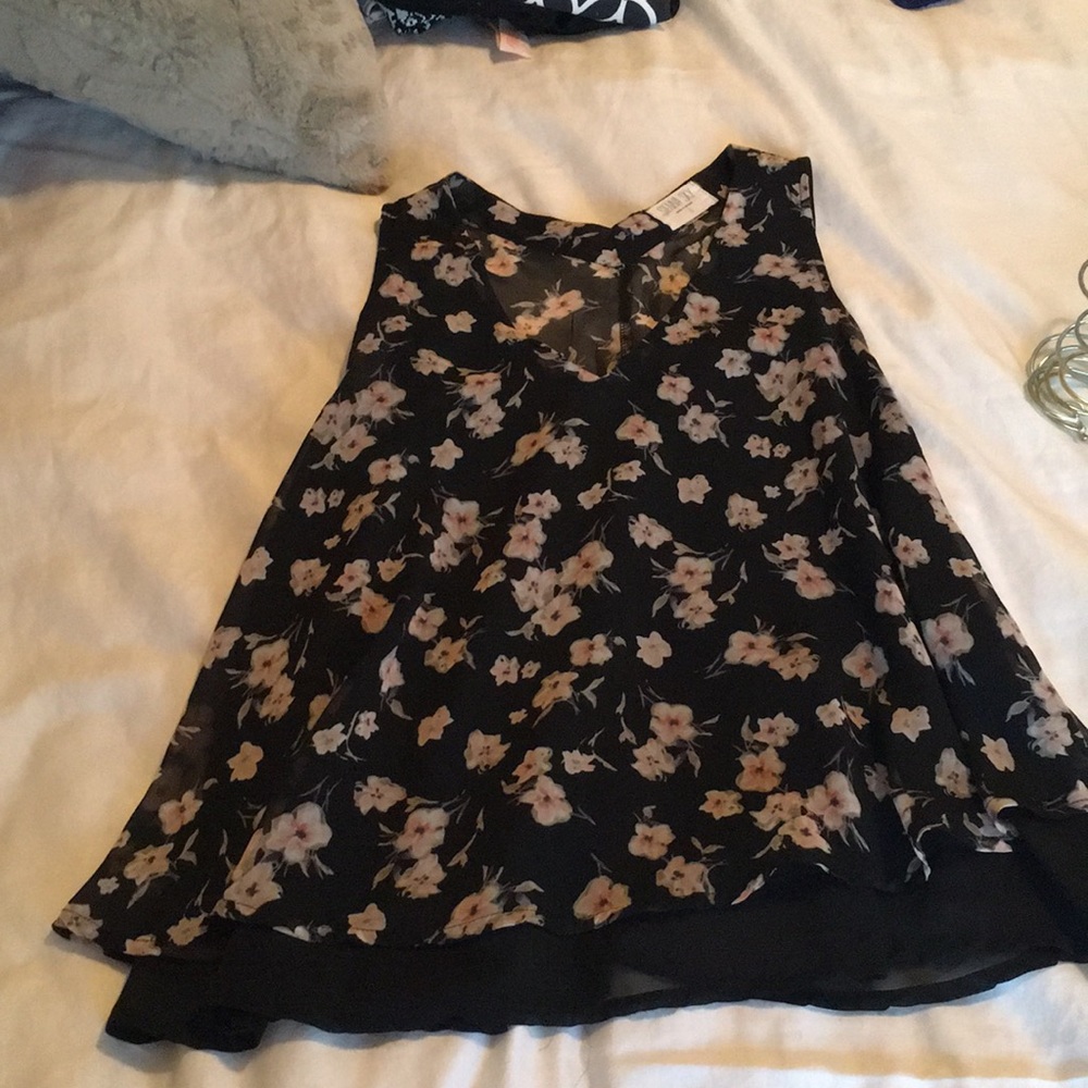 Woman’s floral swing top. Size S
